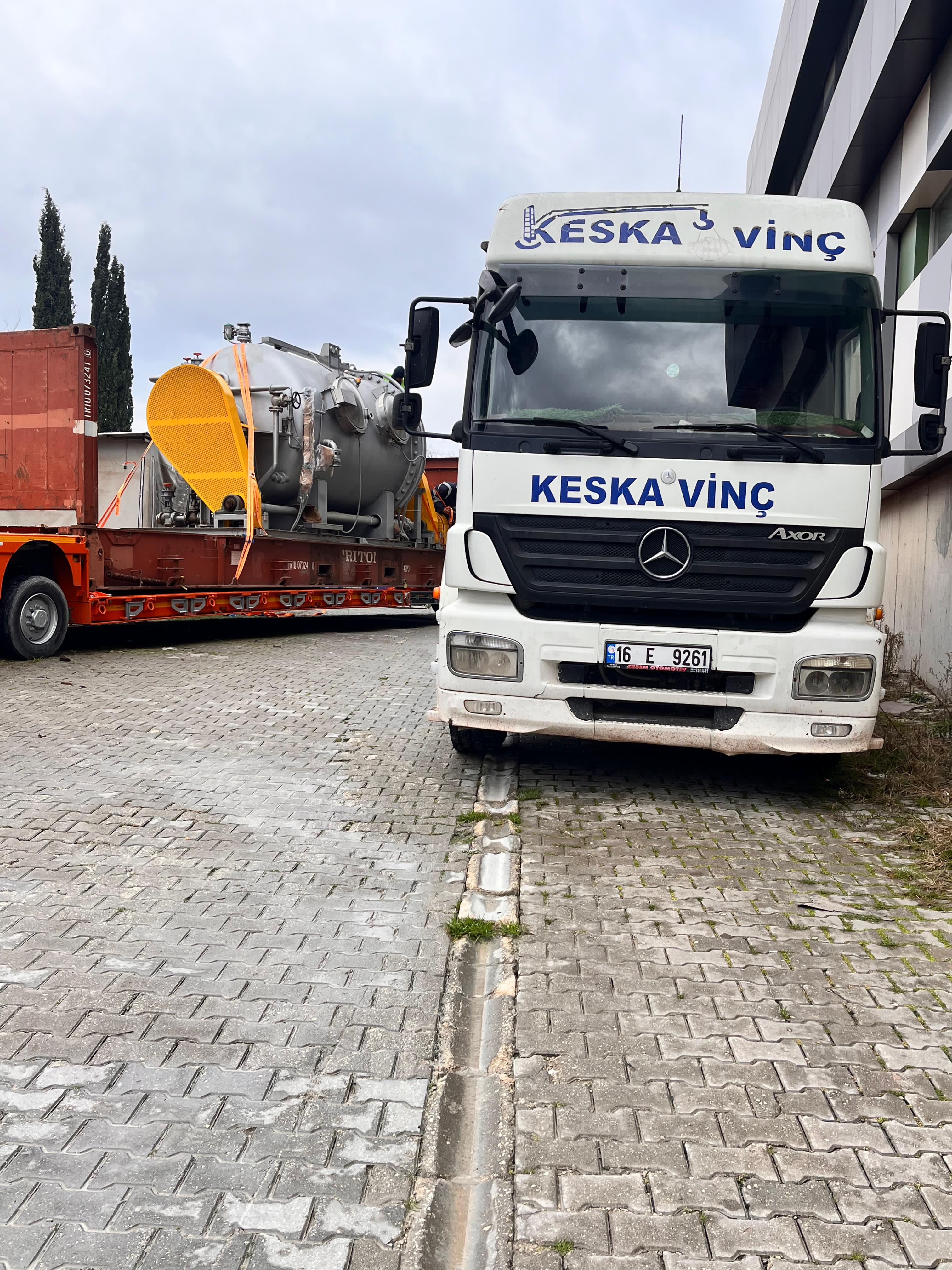 Bursa'da komple fabrika taşıma operasyonu
